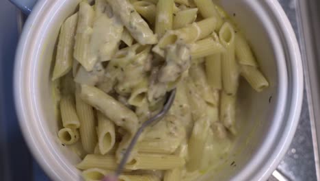 Vista-Aérea:-Cocine-Y-Revuelva-La-Pasta-Penne-De-Queso-Crema-Vegana-En-Un-Tazón