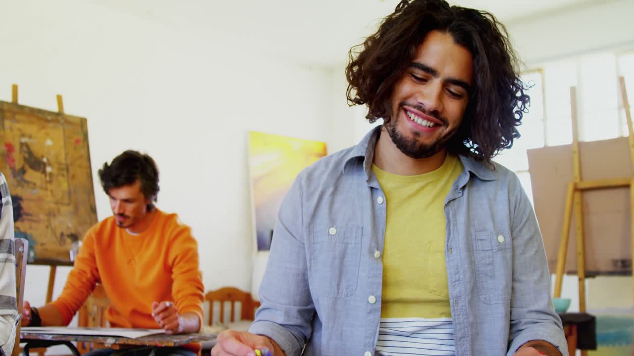 artista practicando el dibujo en la clase 4k