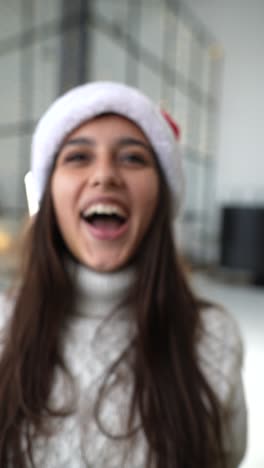 mujer con un sombrero de invierno con una expresión