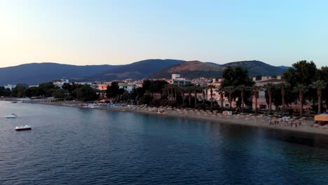 Luftseitenflug-Vom-Meer-Durch-Küste-Und-Sommerhäuser,-Balikesir,-Türkei