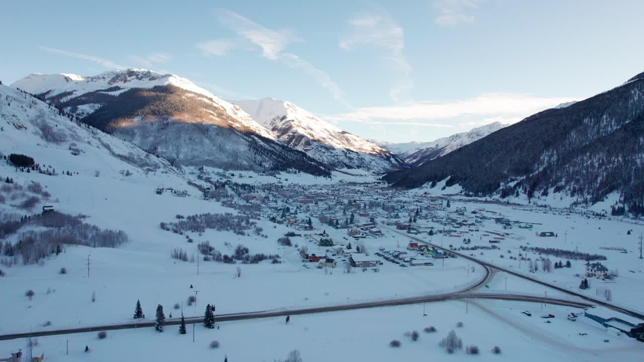 vista aérea de drones de silverton, co en invierno durante el amanecer