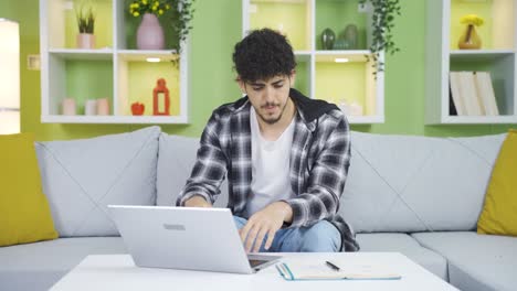 Trabajador-De-Oficina-En-Casa,-Infeliz.