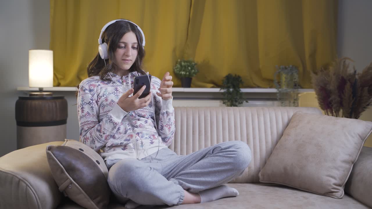 mujer joven deprimida en la noche enviando mensajes de texto por teléfono.