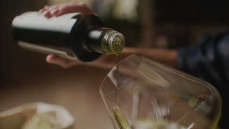 vertido de aceite de oliva