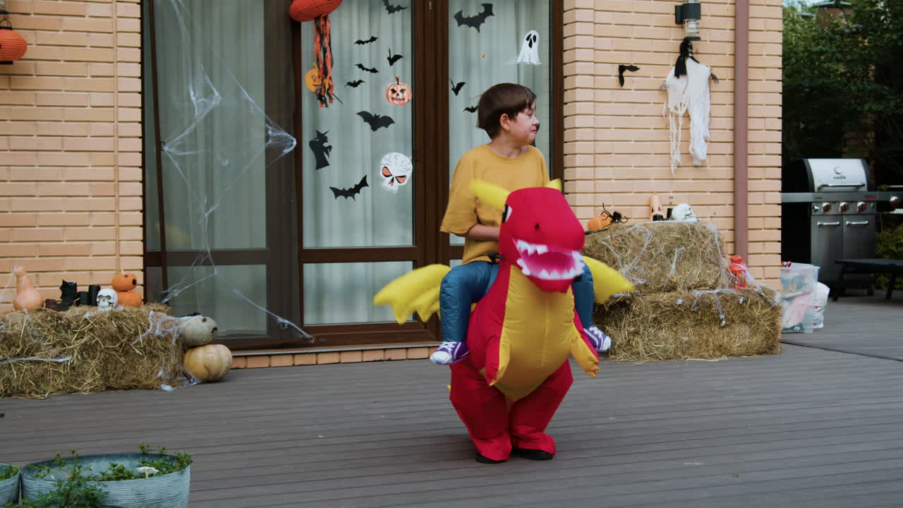 할로윈에 위장된 소년