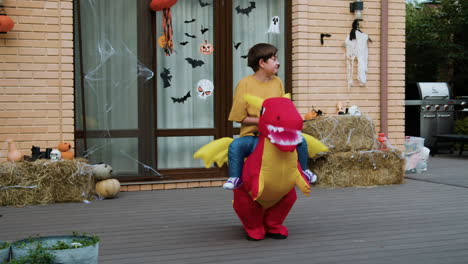 niño disfrazado en halloween