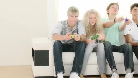 adolescentes jugando videojuegos en casa