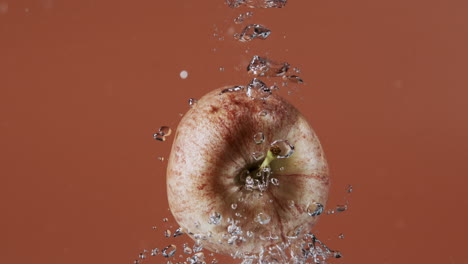 manzana cae en el agua en cámara lenta 809fps