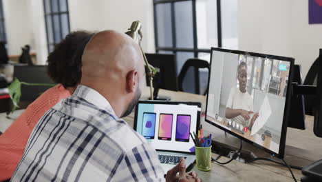 gente de negocios afroamericana en videollamada con una colega afroamericana en la pantalla