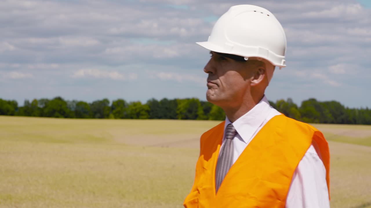 ingeniero leyendo plan contra parque eólico 9