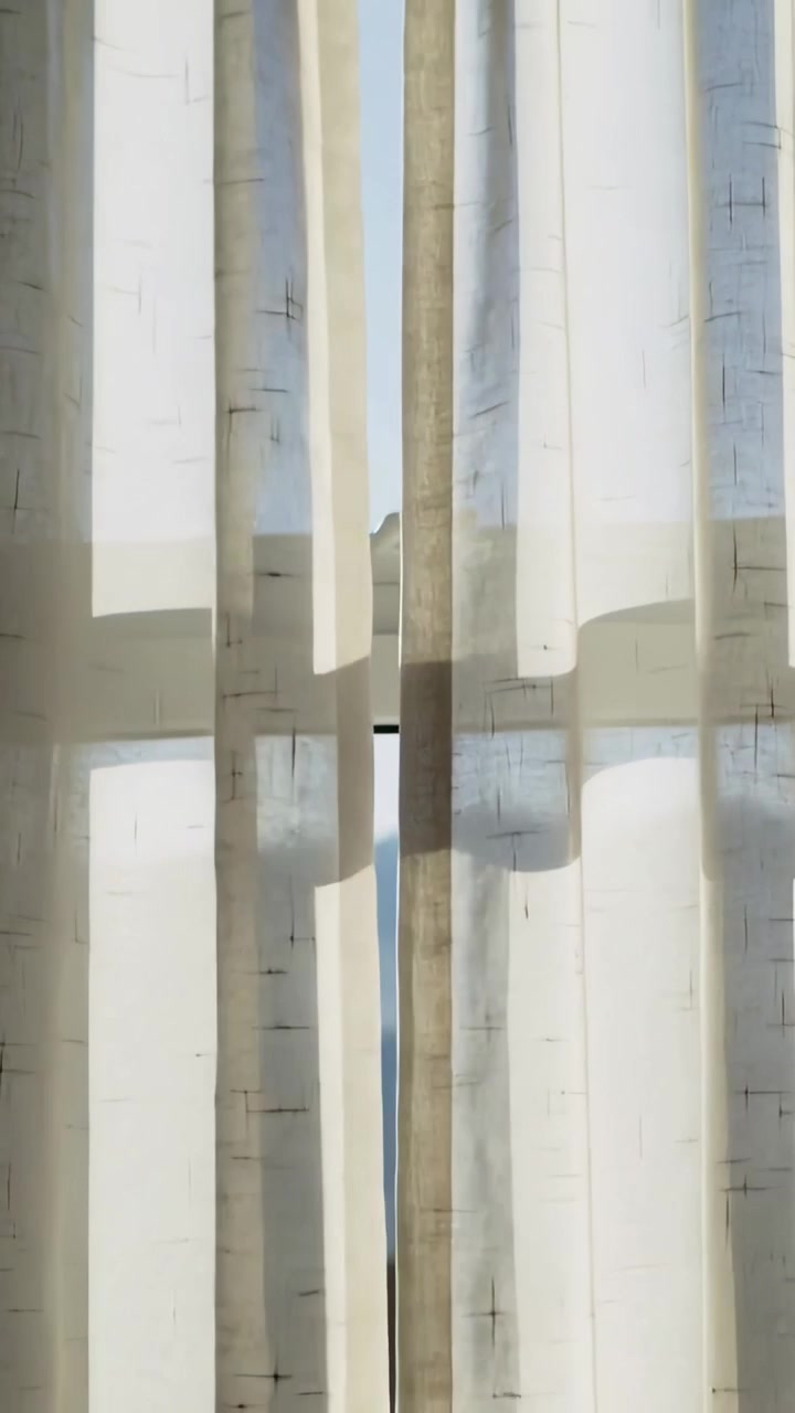 Video verticale: Ondeggiando per la brezza, tende velate che si aprono alla finestra della camera da letto, rivelando il cielo blu.