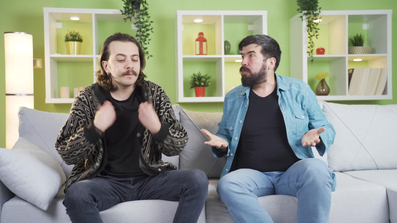 분노하는 두 남자친구가 서로 싸운다.