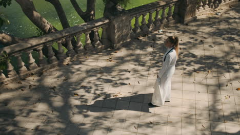 Stylish-young-woman-in-old-park.