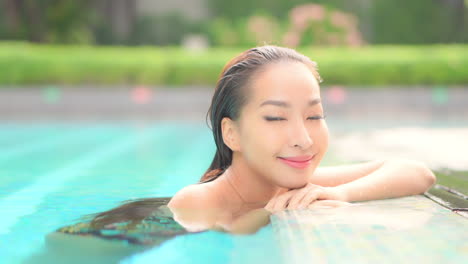 수영장에서 편안한 얼굴 피부를 가진 젊은 아시아 여성의 초상화
