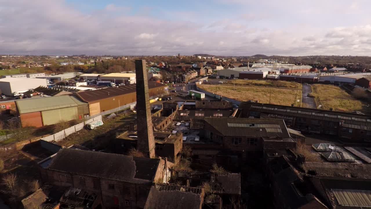 Luftoptagelser af en gammel, forladt, faldefærdig keramikfabrik og flaskeovn beliggende i Longport, Stoke on Trent, Staffordshire