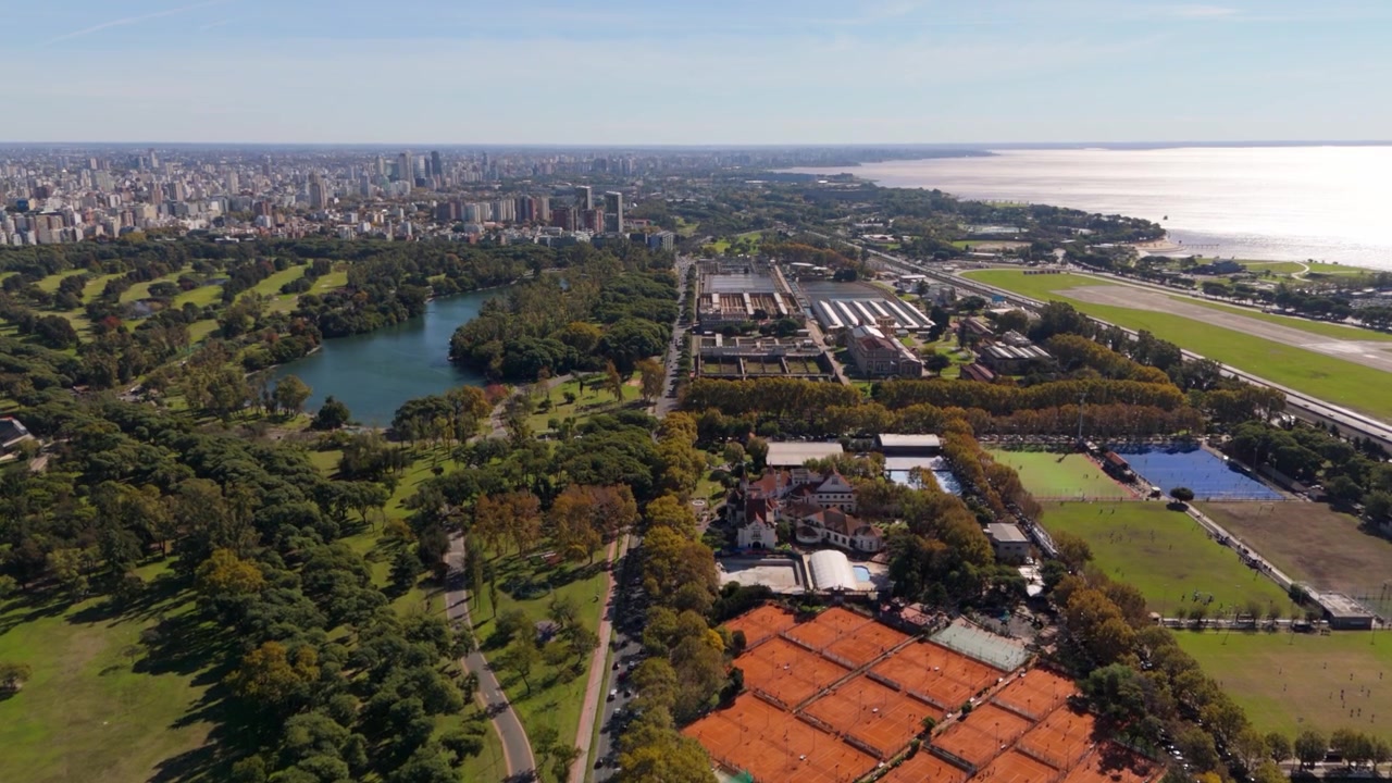 Vista aerea su parco e impianti sportivi a Palermo, Buenos Aires, con lo skyline della città.