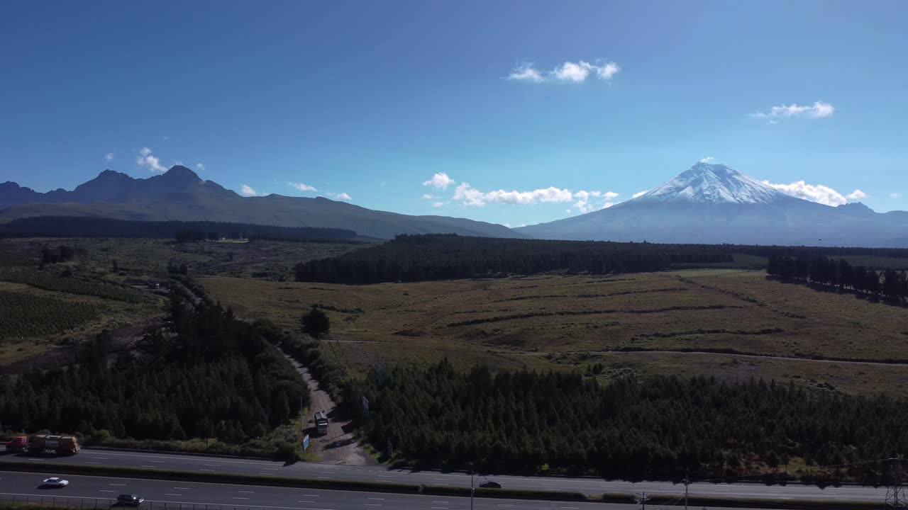 los picos volcánicos cubiertos de nieve cotopaxi ruminahui desde la autopista e35 de ecuador