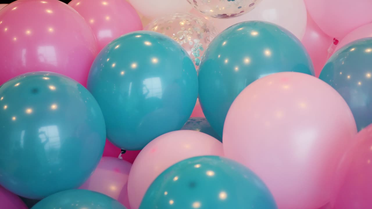 coloridos globos azules y rosados tejidos juntos