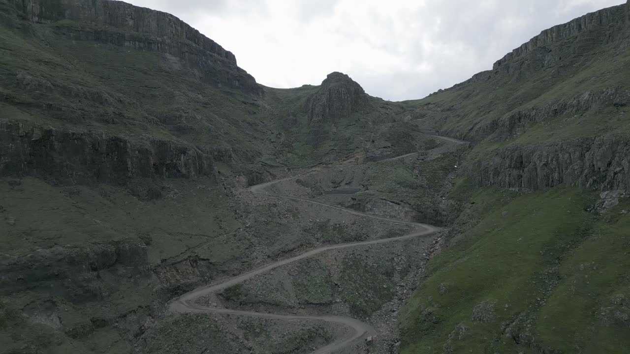 Tornanti sterrati sconnessi conducono dal Sudafrica al Lesotho al Passo Sani