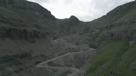 Los-Zigzags-De-Tierra-áspera-Conducen-Desde-Sudáfrica-Hasta-Lesotho-En-Sani-Pass