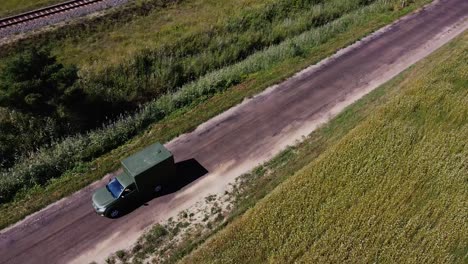 toma aérea de un dron después de una unidad de ambulancia hecha para ucrania