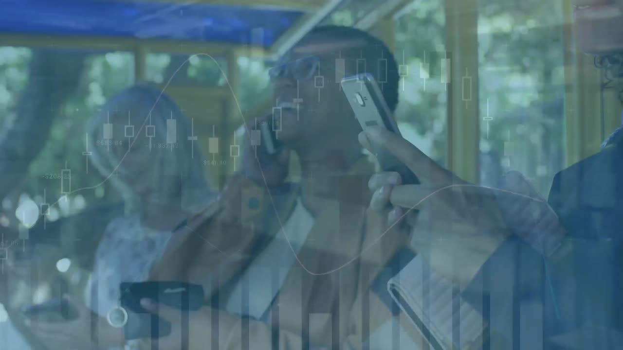 animación del procesamiento de estadísticas sobre una mujer sonriente usando un teléfono inteligente