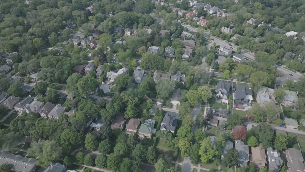 imágenes aéreas de un barrio residencial al norte de chicago, illinois en el verano
