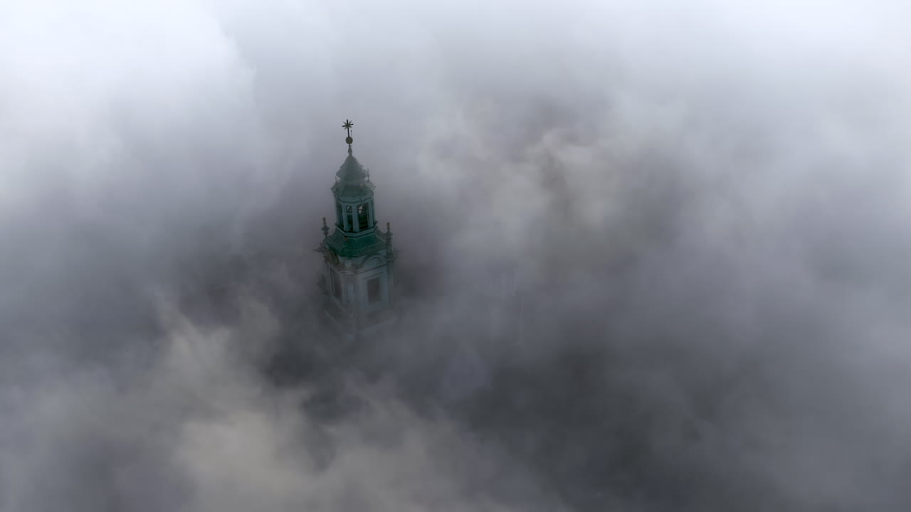 Luftfoto af Wawel Slot under tåget solopgang, Krakow, Polen