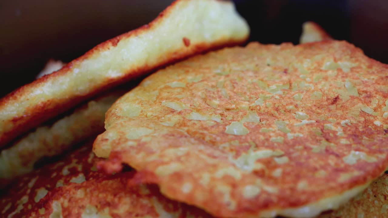 delicioso panqueque de patatas tradicional con corteza dorada, macro hecho en casa