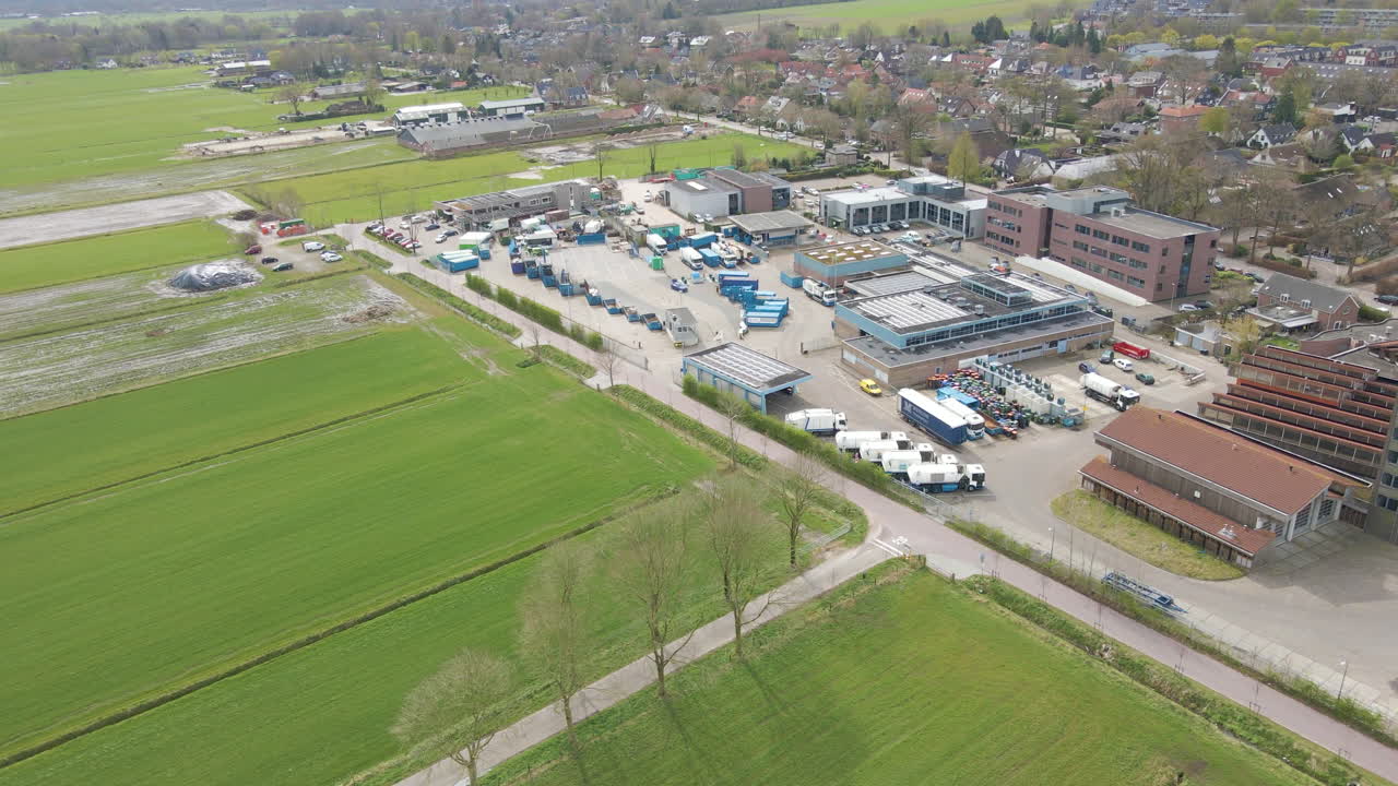 지형에 주차된 쓰레기 트럭이 있는 재활용 스테이션의 공중