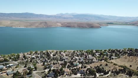 Lago-Topacio-En-Nevada-4k-Tiro-Aéreo-Vista-Panorámica-Al-Lago