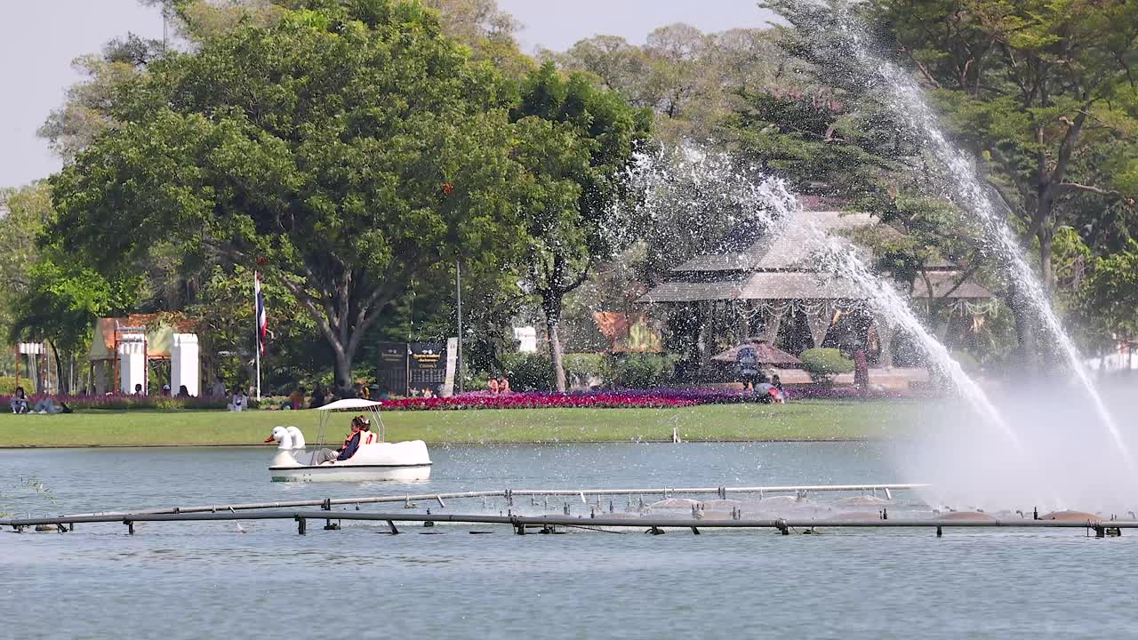 escena del parque con fuente y barco cisne