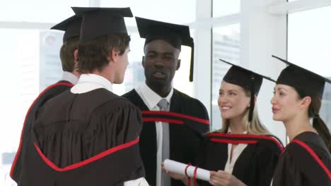 graduados de la universidad hablando