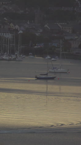 barco de pesca que sale temprano en la mañana