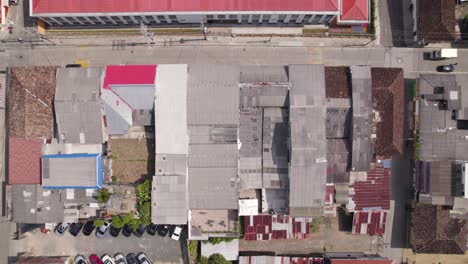 Top-down-drone-shot-over-the-cityscape-of-Filandia,-sunny-day-in-Colombia