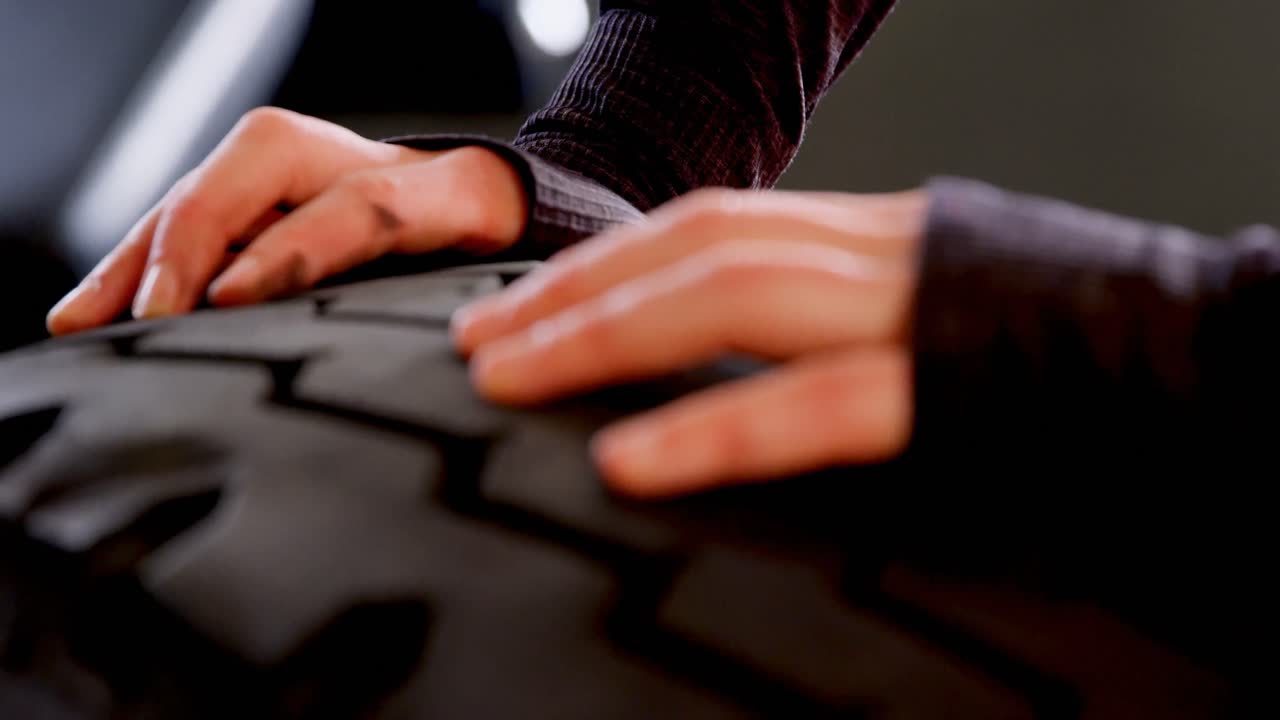 mujer haciendo ejercicio en un gimnasio 4k