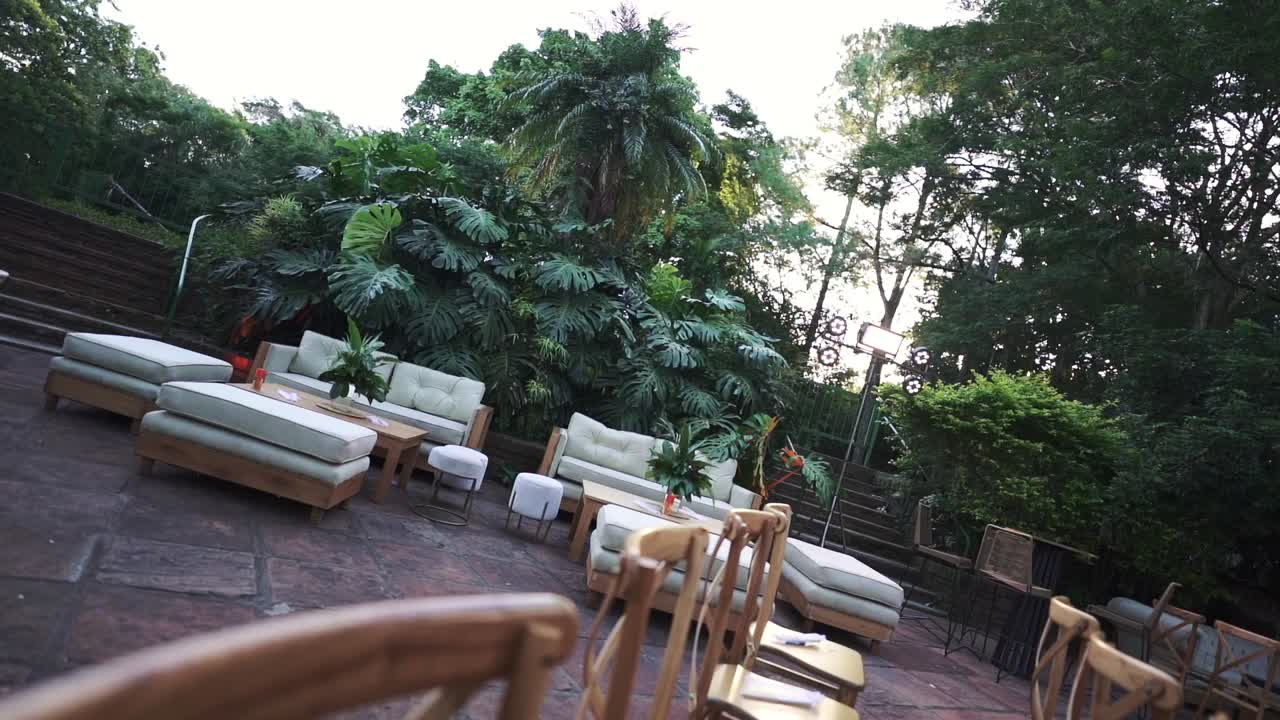 쾌적한 좌석과 울창한 초록색으로 조용한 정원 환경에서 야외 결혼식 설정