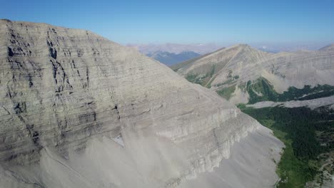 Vuelo-Aéreo-Hacia-Delante-De-Las-Montañas-Rocosas-De-Travesía,-Kananaskis,-Alberta,-Canadá