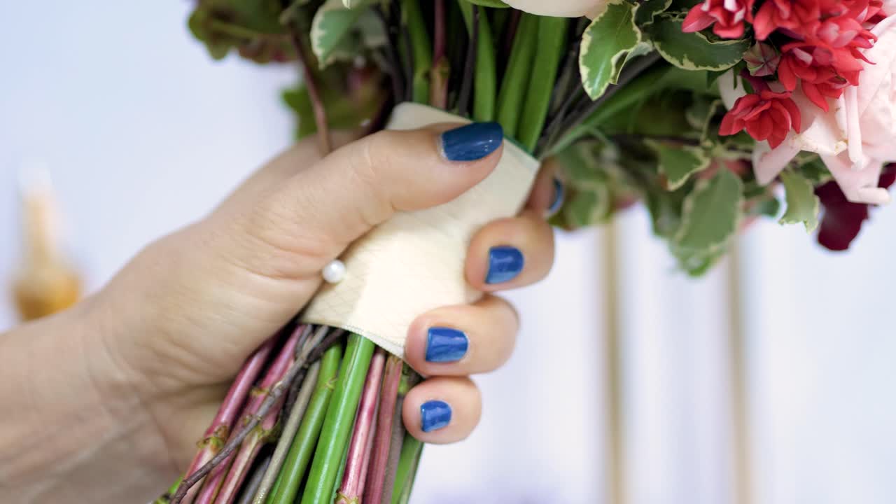mujer preparando un ramo de flores para el evento
