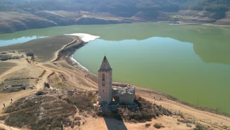 Dique-Del-Pantano-De-Sau-En-Cataluña,-España,-Intensa-Sequía-En-2024-Iglesia-Del-Pantano