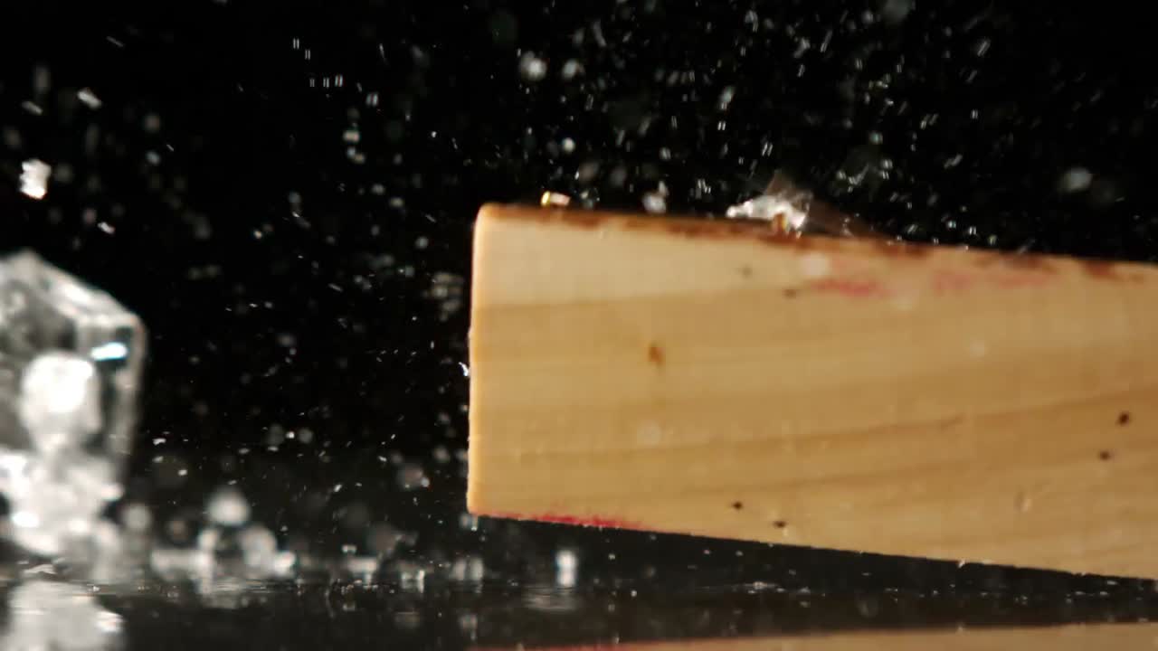 ⁇  함정 이 얼음 큐브 를 부수고 있다