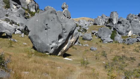 gran variedad de formas y tamaños de asombrosas formaciones rocosas de piedra caliza en el área de conservación de castle hill