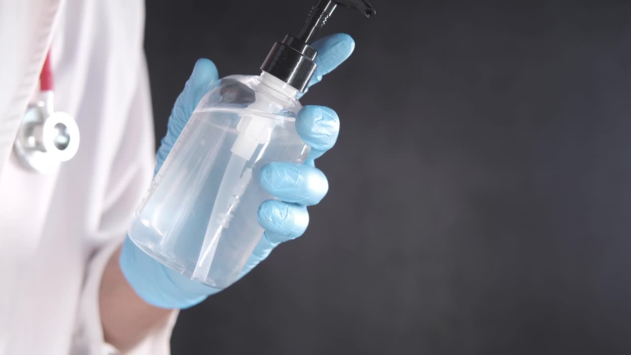 доктор с дезинфицирующим средством для рук