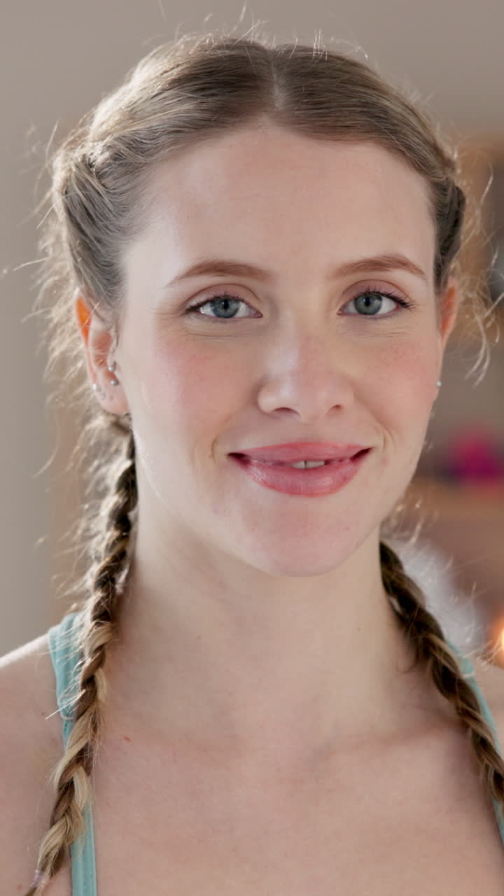 mujer feliz con trenzas