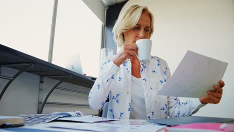 Ejecutiva-Femenina-Tomando-Café-Mientras-Trabaja-En-La-Oficina