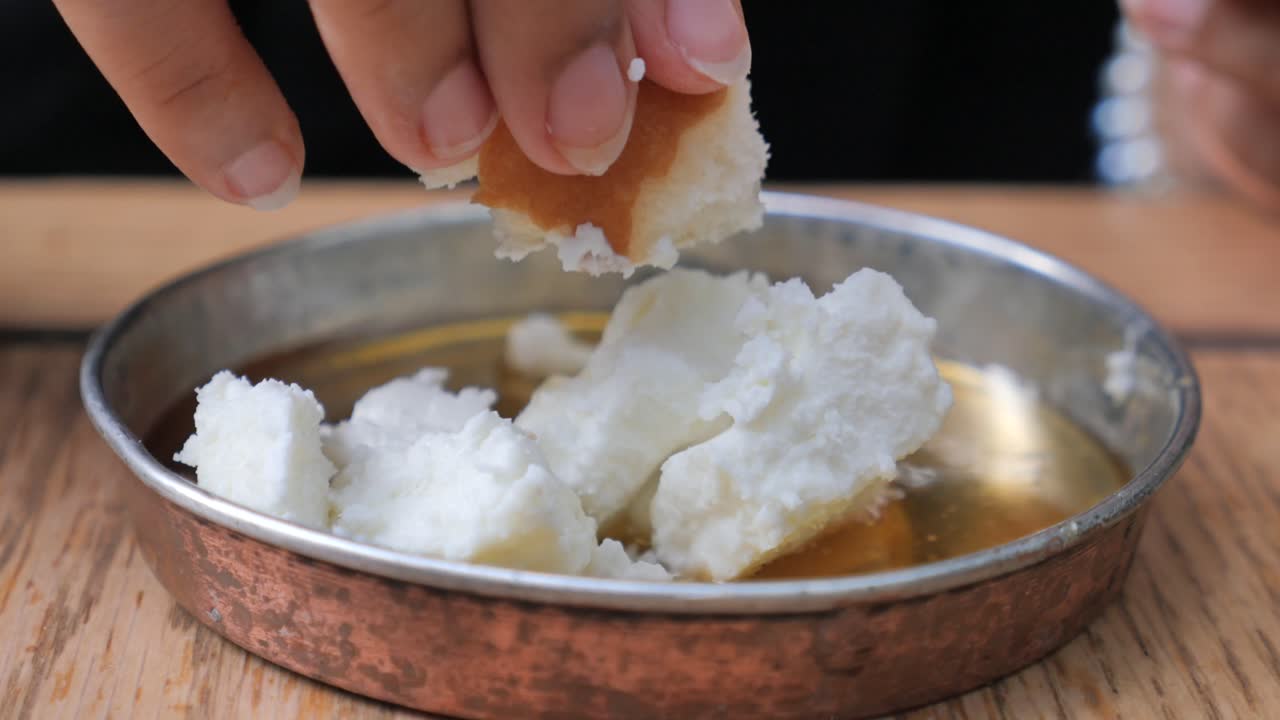 comiendo queso blando con pan