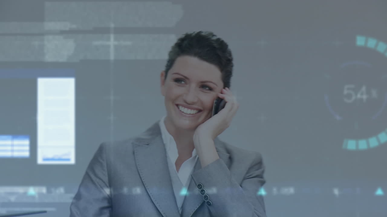 animación de gráficos, círculos de carga y tablero de negociación sobre mujer caucásica hablando por teléfono celular