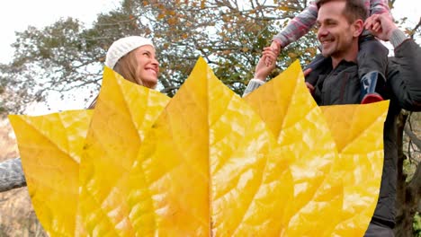 Animación-De-Hojas-De-Otoño-Cayendo-Sobre-Una-Feliz-Familia-Caucásica-En-El-Parque