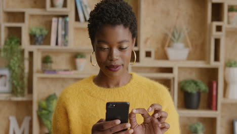 Retrato-Elegante-Mujer-Afroamericana-Usando-Un-Teléfono-Inteligente-Navegando-Mensajes-En-Línea-Sonriendo-Disfrutando-De-La-Tecnología-De-Comunicación-Móvil-En-Cámara-Lenta