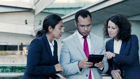 personas de negocios enfocadas con dispositivos digitales